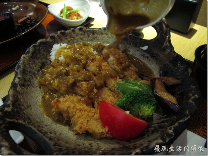 台北凱薩店-大戶屋。香酥雞排咖哩土鍋定食，NT$300。這是弟弟的最愛了，香雞排淋上咖哩醬汁，美味沒得比。淋上咖哩醬汁之前，上面那顆月亮荷包蛋早就不翼而飛，被喜歡吃淡的哥哥夾了過去，還好弟弟不太喜歡吃荷包蛋。