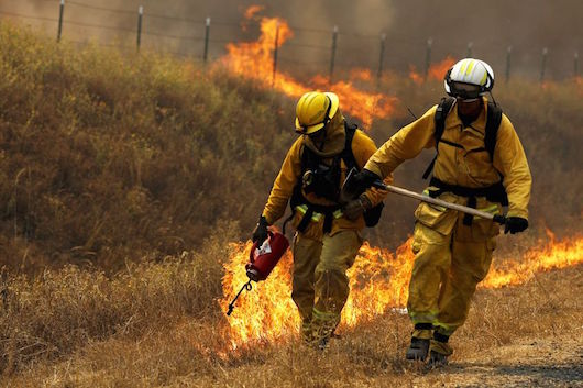 Και με φωτιά θα επιχειρούν να σβήσουν τις φωτιές από φέτος οι Ελληνες πυροσβέστες