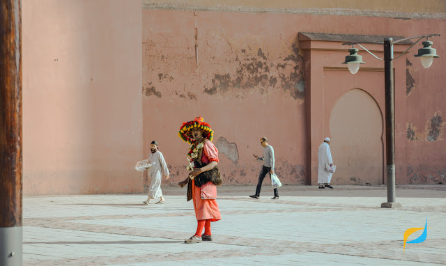 Roznosiciel wody w tradycyjnym stroju Maroko, Marrakesz | FitFlames