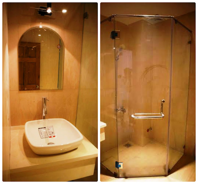Phòng vệ sinh được thiết kế sang trọng, trang bị bồn tắm đứng bằng kính cường lực