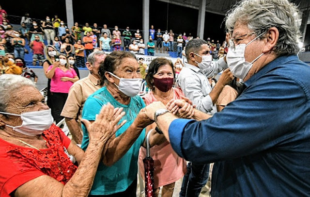 João Azevêdo assina decreto, assegura regularização de imóveis para mais de 700 famílias e anuncia novos investimentos em Rio Tinto