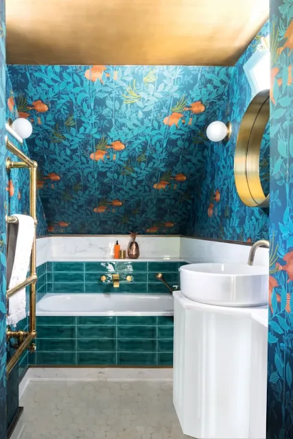 Aquatic wallpaper in the bathroom
