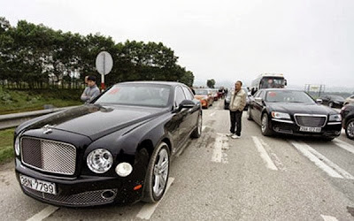 Chiếc Bentley trị giá hơn 10 tỷ đồng trong dàn xe rước dâu.