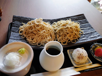 きち弥　食べ比べ（寒晒しと二八蕎麦の相盛り）