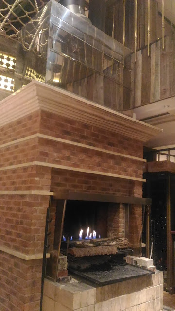 Une grande cheminée au milieu du restaurant