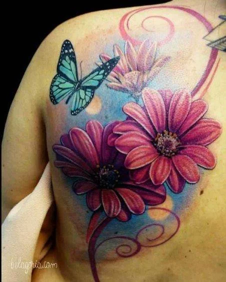 tatuajes de flores mariposas y enredaderas para mujeres