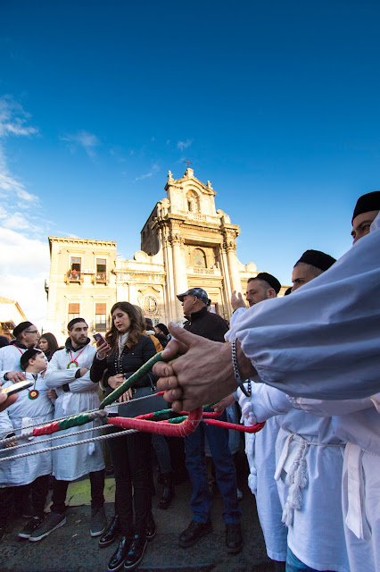 Festa di Sant'Agata a Catania-Giro esterno-Processione dei fedeli devoti-Basilica del Carmine