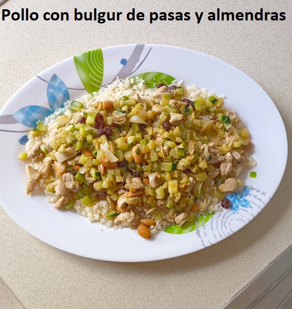 Pollo con bulgur de pasas y almendras