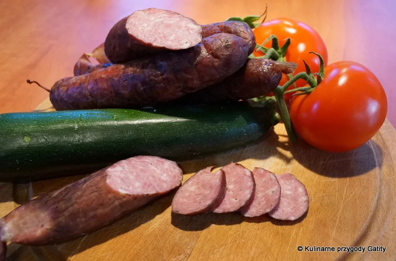 domowa-kielbasa-na-drewnianej-desce