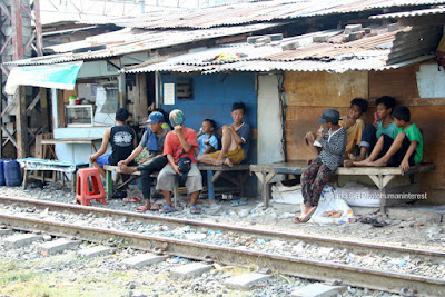 pendorong lori, lori, Kampung Bandan, cerita Jakarta, foto human interest, foto street, rel, rel kereta api, cerita dari pinggir rel