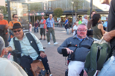 gente en la plaza esperando