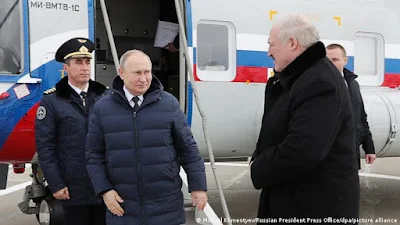 Putin desce de seu helicóptero para encontrar Lukashenko, que chegou ao extremo leste da Rússia antes dele