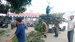 Babinsa Koramil 06/Peusangan Bersama Masyarakat Gotong Royong Bersihkan Lapangan Kecamatan