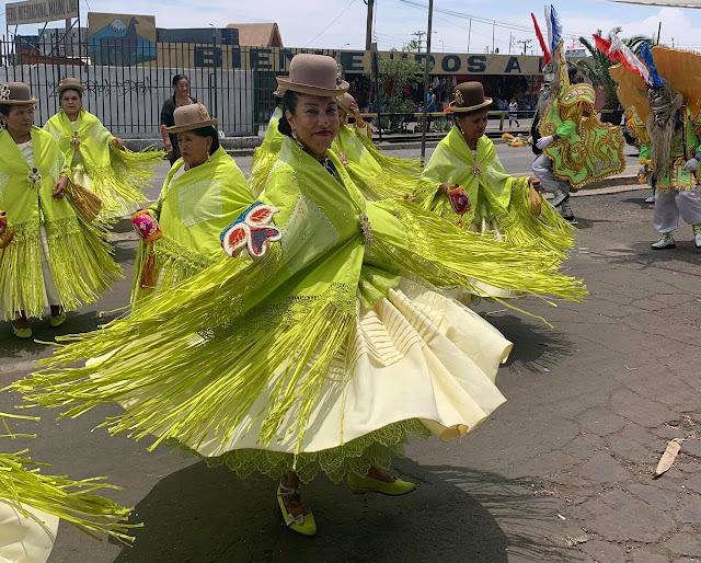 Periodistas en el Carnaval de Arica: Se transformaron en noticia bailando