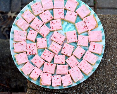 Sugar Cookie Bars ♥ KitchenParade.com. All the colorful deliciousness, none of the cookie cutter and decorating fuss.