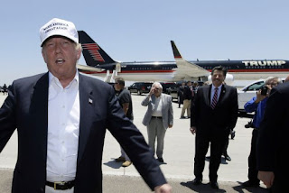 Donal Trump en la frontera entre México y Estados Unidos
