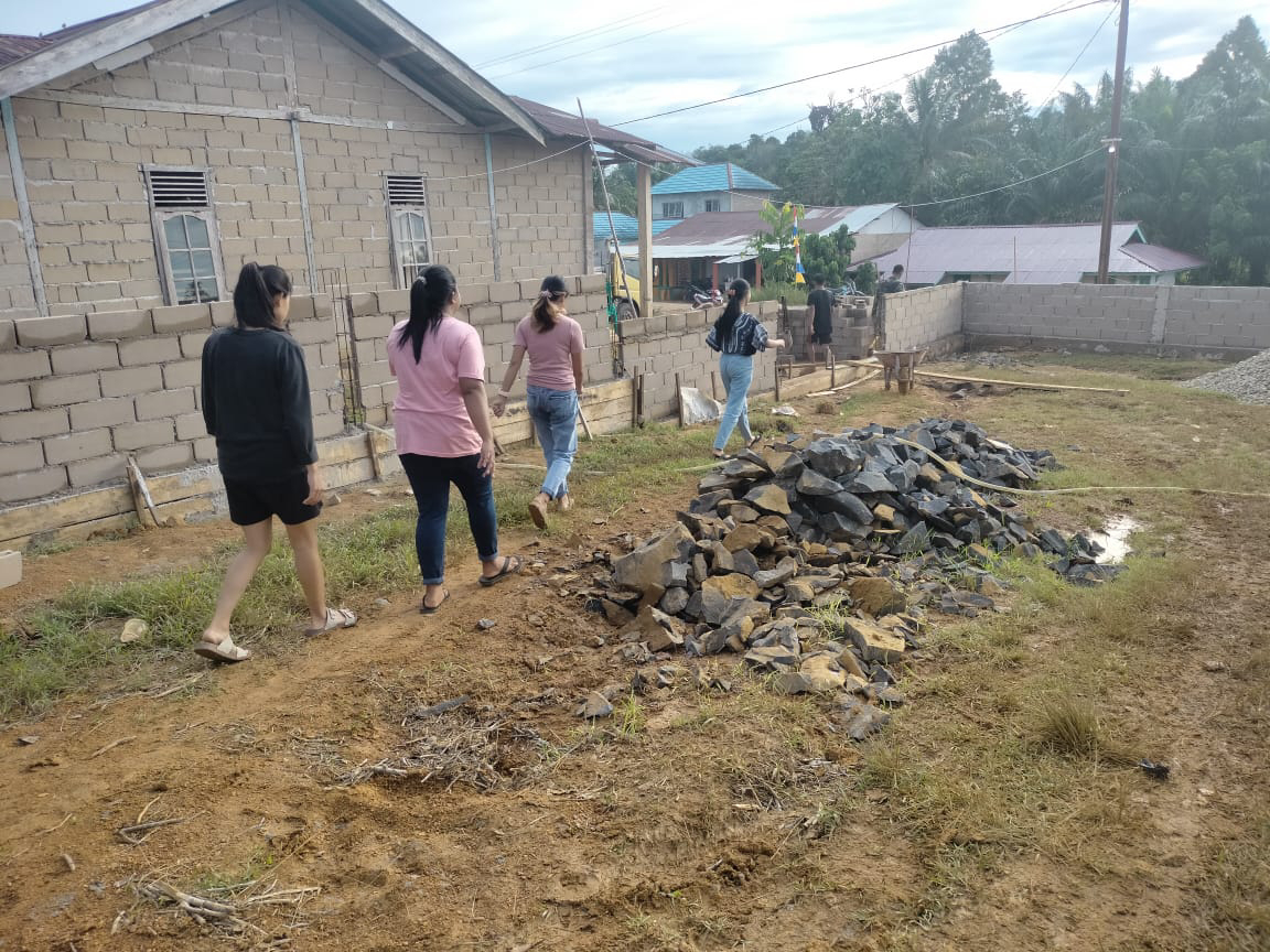 Antusias anak anak melihat Anggota satgas TMMD ke 111 kodim 1202/skw dalam pengerjaan pagar gereja