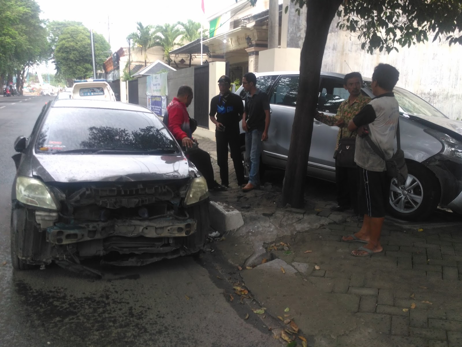 Diduga Sopir Mengantuk Toyota Avanza Hantam Mobil Yang Sedang Parkir