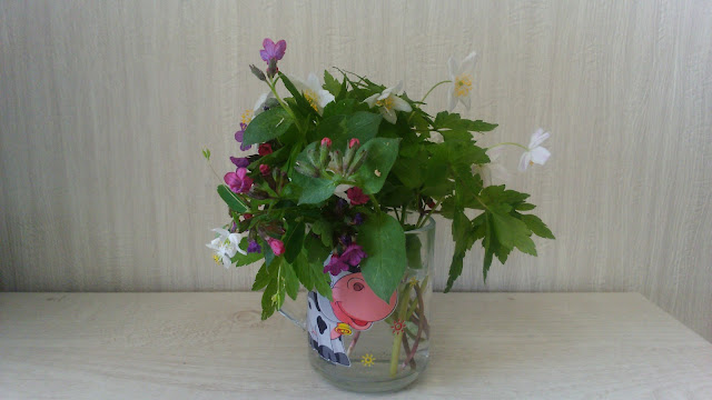 Апрельский букет цветов