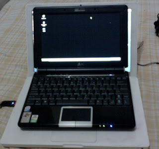 Asus Eee PC 1000H compared to an Apple MacBook