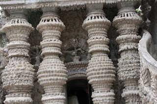 “The ideal Palace of the postman Cheval”. “Идеальный дворец почтальона Шеваля”. 