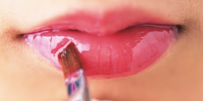 Bagaimana Cara Memerahkan Bibir Tanpa Lipstik Secara Permanen
