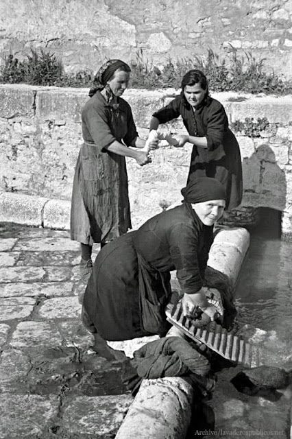 mujeres-lavando-ropa