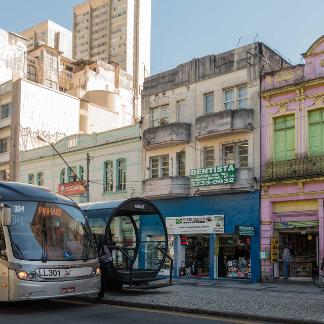 Outro pequeno edifício na Praça Tiradentes