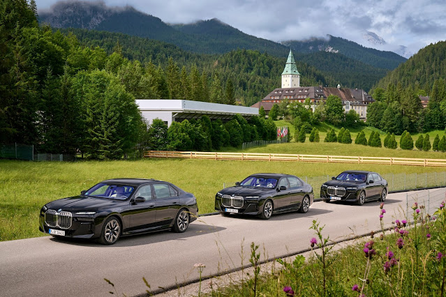 Viajando en BMW i7 a la cumbre del G7 en Schloss Elmau. BMW Group ofrece un servicio de transporte local libre de emisiones para la reunión de jefes de estado y de gobiern