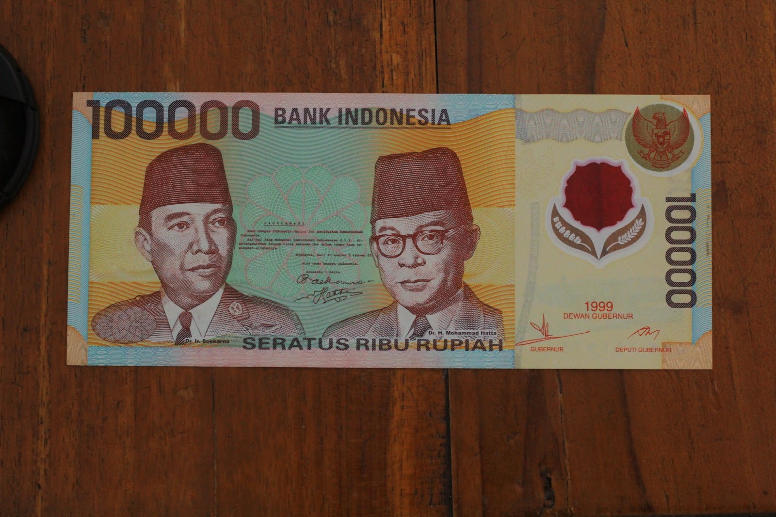 Uang Kuno 100 000 Soekarno Hatta thn 1999 Polymer 