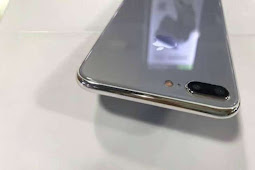 Model dummy iPhone 7S mengarah ke kaca belakang dan pengisian nirkabel