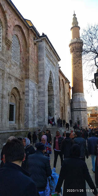 Vakti zamanında bir ihtiyardan dinlediğim Bursa Ulu Cami mimarilerinin minare hikayesi;