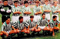 REAL BETIS BALOMPIÉ - Sevilla, España - Temporada 1991-92 - Fernández, Julio, Monsalvete, Márquez, Grussmann y Bilek; Ureña, Gabino, Merino, Cuéllar y Rodolfo - REAL BETIS BALOMPIÉ 3 (Bilek (2) y Zafra), U. S. FIGUERES 0 - 03/11/1991 - Liga de 2ª División, jornada 10 - Sevilla, estadio Benito Villamarín - Con Jarabinsky y Mesones de entrenadores, el Betis se clasificó 4º en la Liga de 2ª