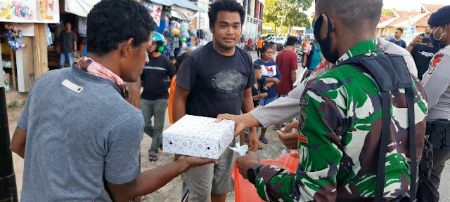 Brimob Polda Maluku Bagi 275 Takjil ke Masyarakat Saumlaki