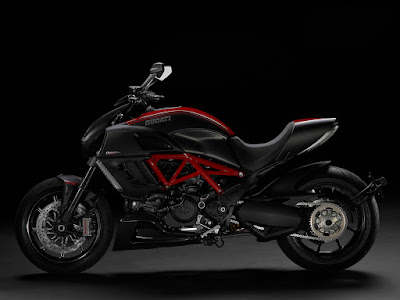 2011_Ducati_Diavel_Carbon_1600x1200_side_02