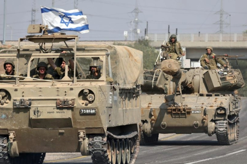 Soldados israelenses partindo para a fronteira do país com a Faixa de Gaza | Foto: EFE/ Atef Safadi