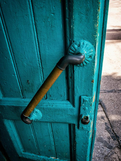 Латунная ручка на синей двери