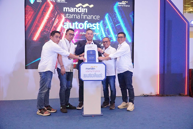 Direktur Finance & Risk Management Mandiri Utama Finance Rully Setiawan (tengah) membuka gelaran MUF Auto Fest 2024 di Mal Paskal 23 Bandung, Selasa (5/3/2024).