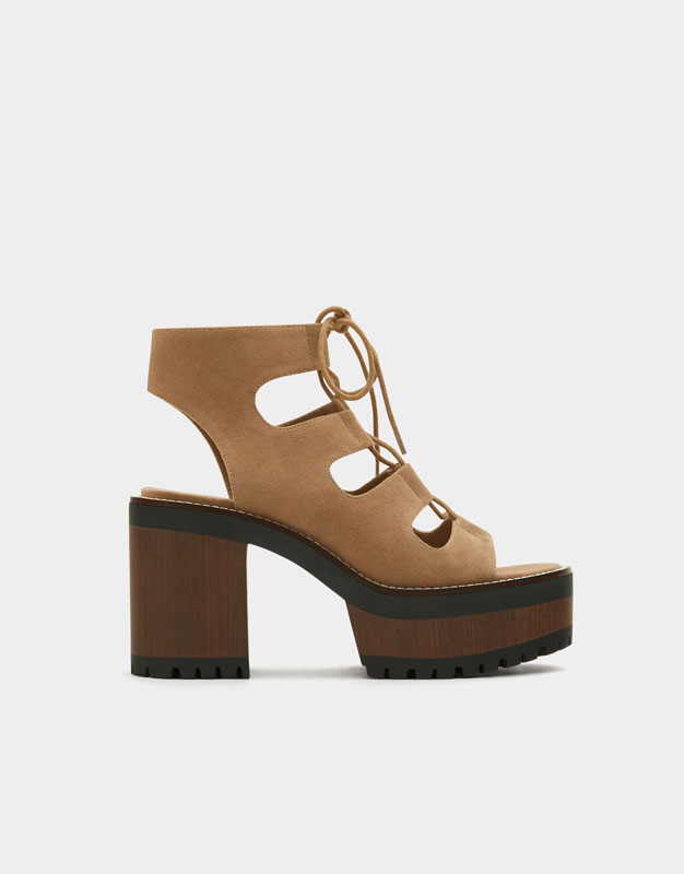 https://www.pullandbear.com/lu/femme/chaussures/tout-afficher/sandale-bloc-%C3%A0-lani%C3%A8res-c670007p500603502.html?cS=107#