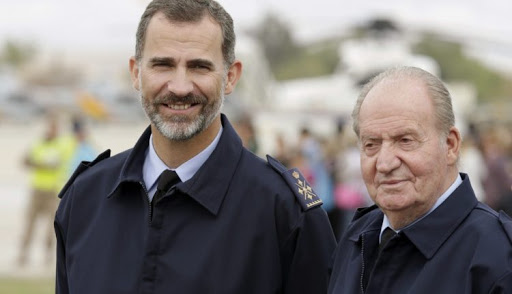 Felipe VI y Juan Carlos I en una imagen de archivo. / Ángel Díaz (EFE)