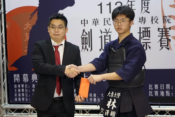 ▲大葉大學校友陳育慶(左)捐款贊助活動。（記者林明佑翻攝）