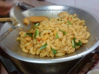 SatuHatiDuaJiwa FykaDaus: Resepi: Macaroni Goreng Pedas