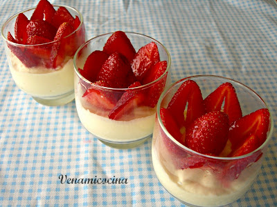 vasitos de mousse de chocolate blanco con fresas.