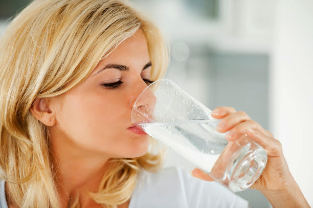 cara Menurunkan Berat Badan dengan cepat hanya dalam 2 Minggu dengan banyak minum air putih karena paling ampuh untuk menurunkan berat badan dengan cepat
