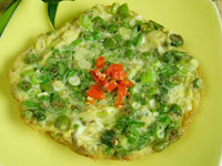  Kalau suka sensasi pedas dan aroma harum bawang Memasak Omelet Telur ala Jawa