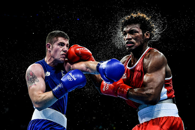 Dois boxeadores lutam entre si durante um duelo pelos Jogos Olímpicos do Rio de Janeiro em 2016