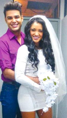 Foto de Michelle Soifer con velo de novia y Erick Sabater