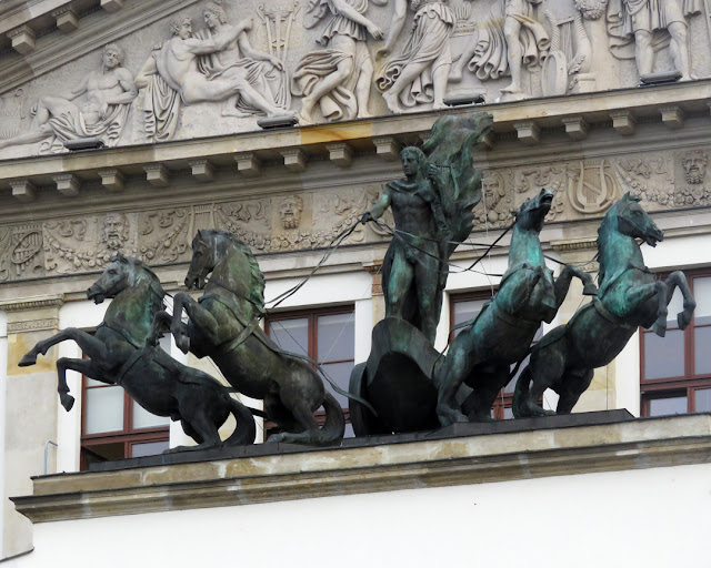 Kwadryga Apollina (Apollo's quadriga) by Adam Myjak and Antoni Janusz Pastwa, Teatr Wielki w Warszawie, plac Teatralny, Warsaw