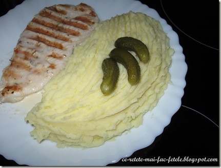 Piure de cartofi cu piept de pui la gratar