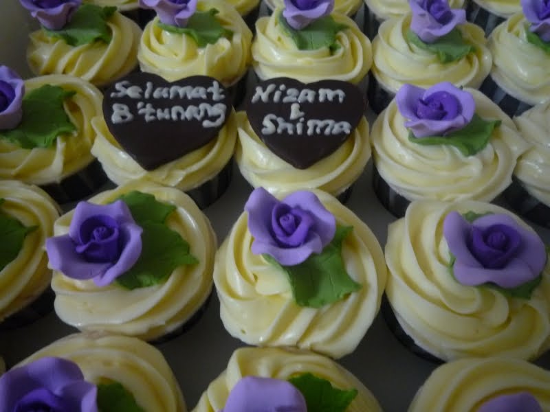 ~Liza's Yummy Cakes~: Cupcakes tunang purple lagi!